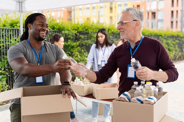 Группа людей, волонтеров в foodbank