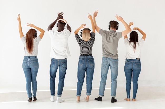 Free photo group of people with headphones turned with back