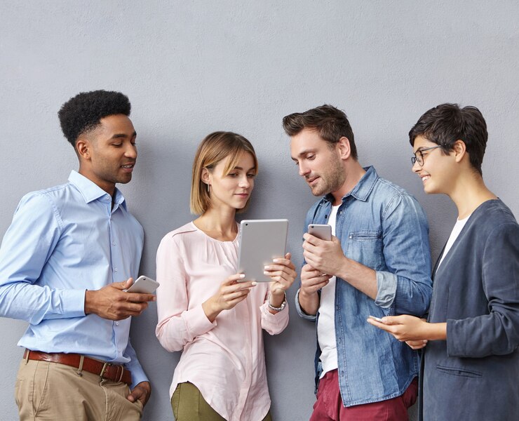 Free Photo group of people with smartphones and tablets