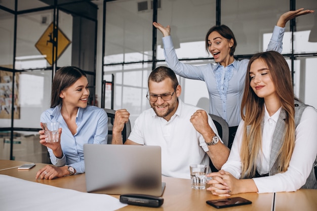 Free photo group of people working out business plan in an office