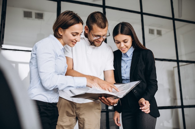 Free photo group of people working out business plan in an office