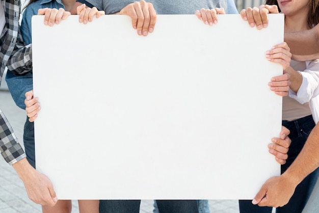 Foto gratuita gruppo di manifestanti insieme a mock-up