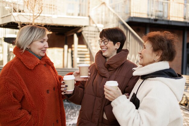 一杯のコーヒーのために屋外で集まる年配の女性のグループ