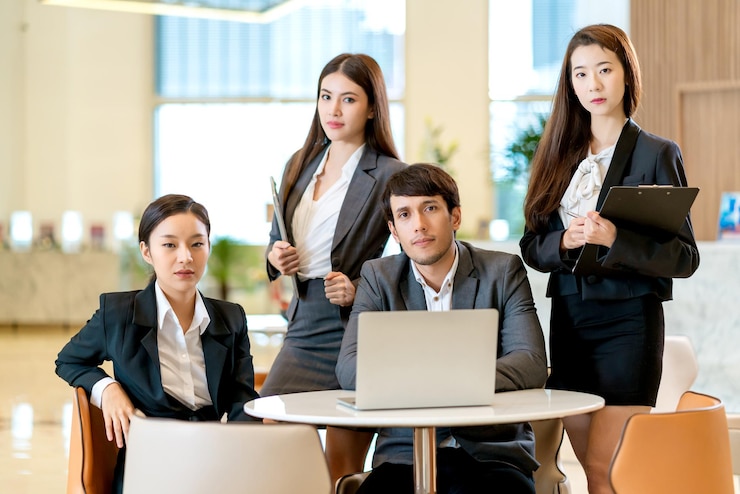 무료 Photo 현대적인 디자인 사무실 배경으로 자신감 있고 쾌활한 스마트 비즈니스 아시아 팀워크 비즈니스 유니폼 룩 카메라 그룹