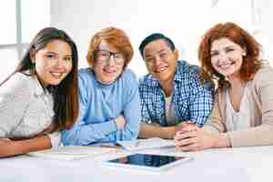 Free photo group of smiling students sitting in classroom