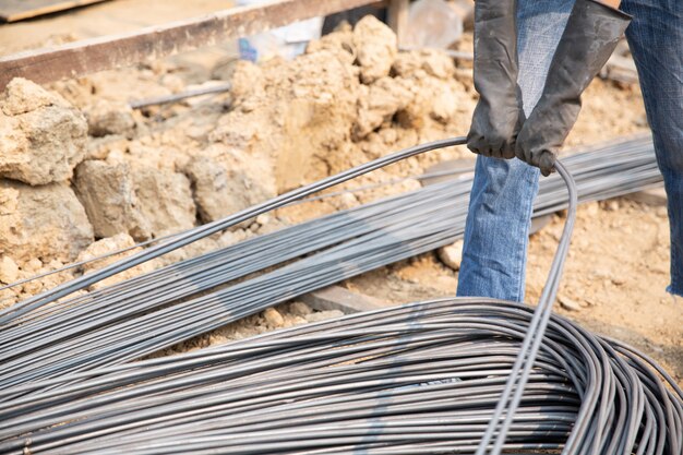 A group of steel rod tight by chain and lift up at construction site