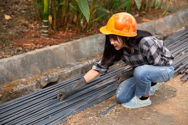 Free photo a group of steel rod tight by chain and lift up at construction site