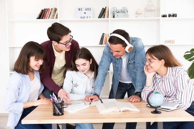 Foto gratuita gruppo di studenti che fanno un progetto