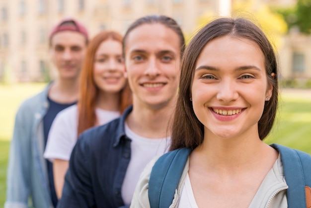 大学に戻って幸せな学生のグループ