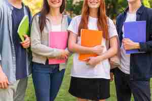 Foto gratuita gruppo di studenti felici di tornare all'università