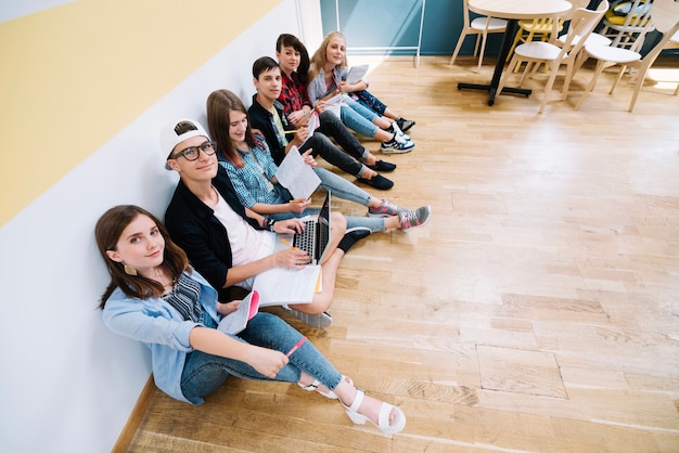 Foto gratuita gruppo di studenti in posa a porte chiuse