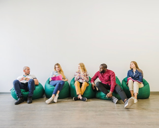 Foto gratuita gruppo di studenti che presentano con i libri