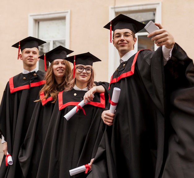 Foto gratuita gruppo di studenti che scattano foto