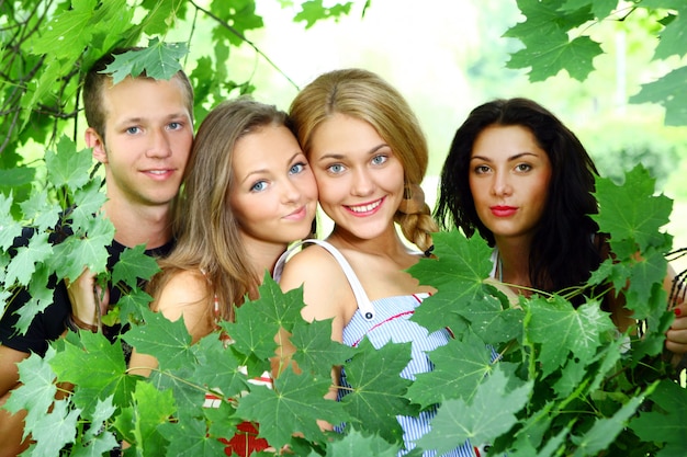 Foto gratuita gruppo di ragazzi e ragazze adolescenti