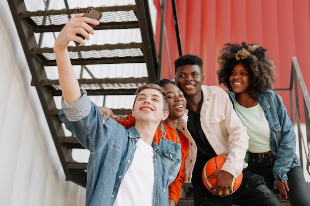 Gruppo di adolescenti che prendono insieme un selfie