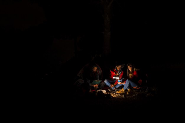밤에 캠핑 세 친구의 그룹