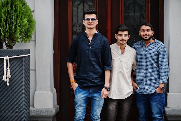 인도 거리에서 야외 포즈를 취한 캐주얼 옷을 입은 3명의 인도 남성 그룹