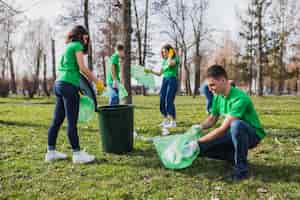 Foto gratuita gruppo di volontari che raccolgono rifiuti