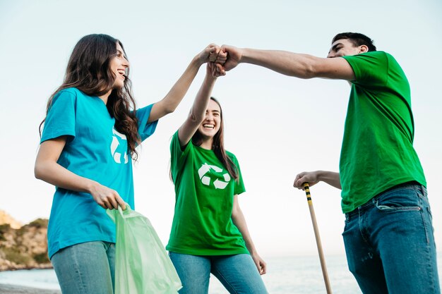 팀으로 해변에서 쓰레기를 수집하는 자원 봉사자의 그룹