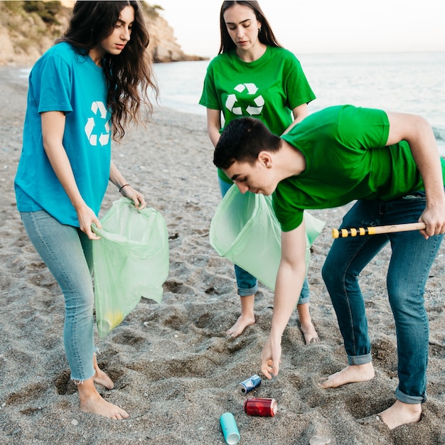 砂浜でゴミを集めるボランティアのグループ