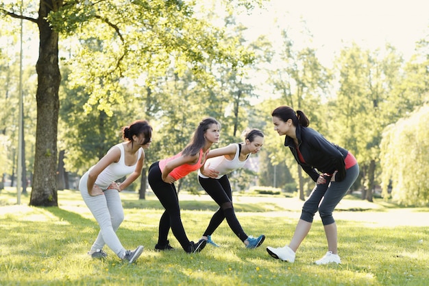 Группа женщин занимается спортом на открытом воздухе
