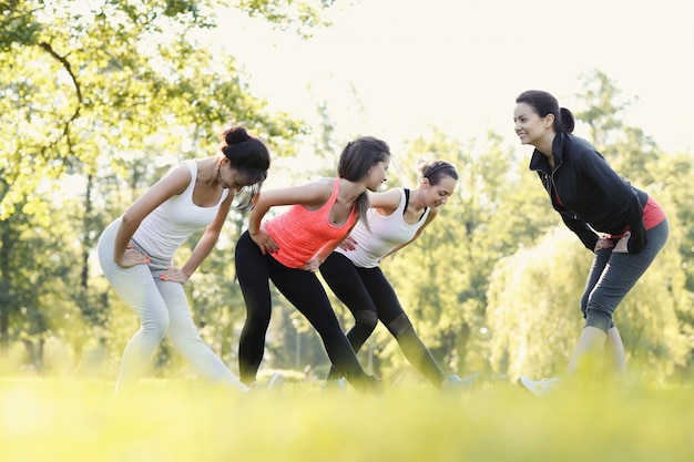 Free photo group of women doing sports outdoor