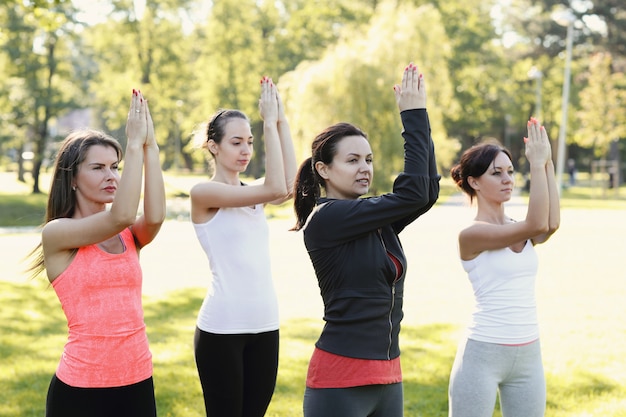 Foto gratuita gruppo di donne che fanno sport all'aperto