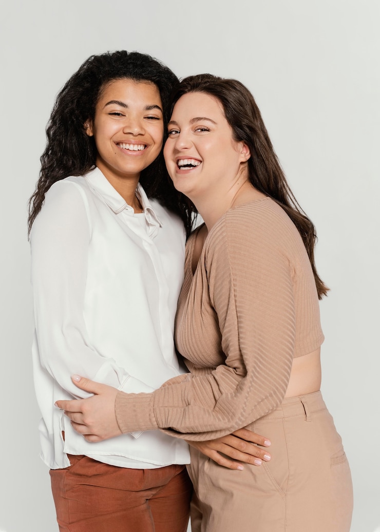 Free Photo group of women hugging