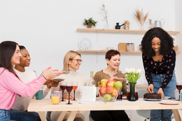 Foto gratuita gruppo di donne che trascorrono del tempo insieme in cucina