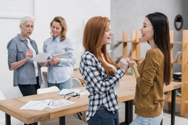 一緒に社会的な女性のグループ