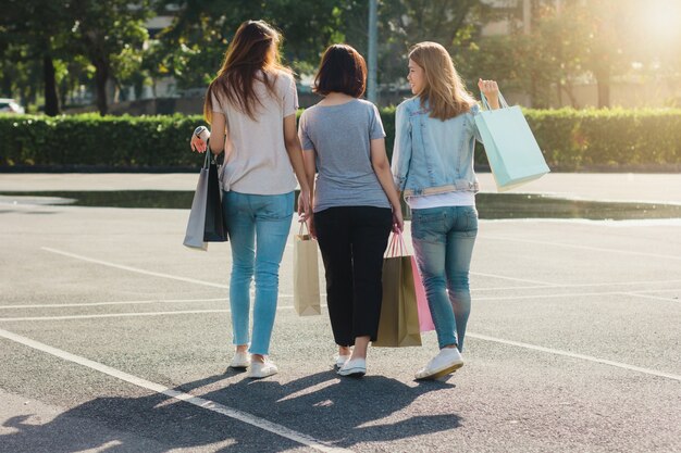 ショッピングカートで屋外市場で買い物をする若いアジア人女性のグループ