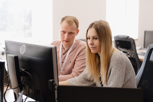 Free photo group of young business people working in the office