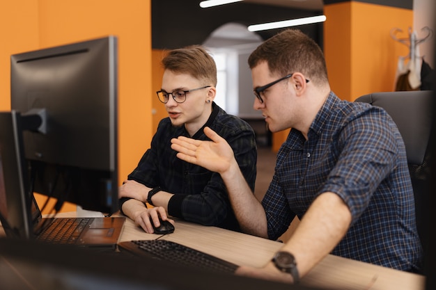 Группа молодых бизнесменов, работающих в офисе.