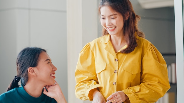 Group of young college students in smart casual wear on campus. Friends brainstorming meeting talking and discussing work ideas new design project in modern office. Coworker teamwork, startup concept.