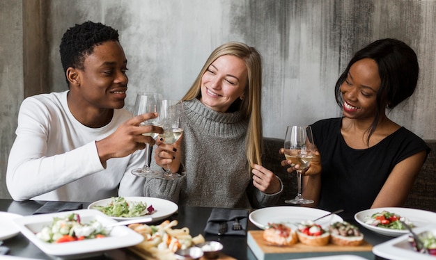 一緒に夕食を食べている若い友人のグループ