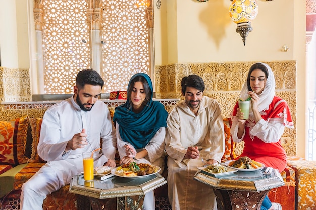 レストランで若いイスラム教徒の友人のグループ