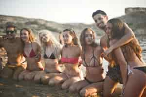 Foto gratuita gruppo di giovani in spiaggia