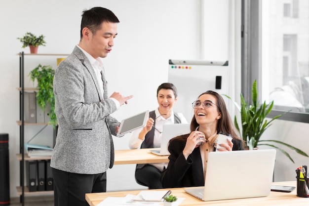 Gruppo di giovani che godono lavorando insieme