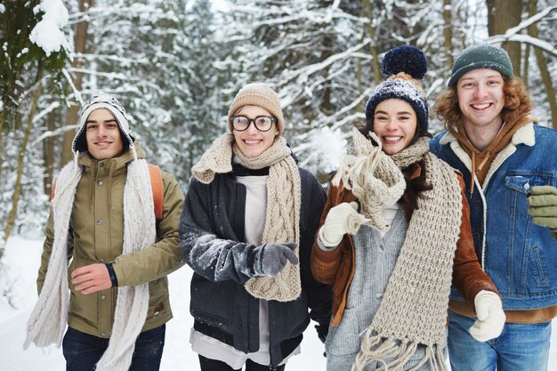 バカンス楽しんで若い人たちのグループ