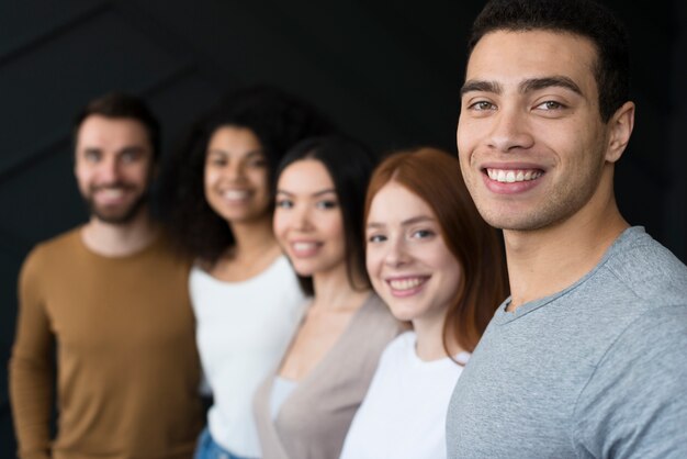 Gruppo di giovani che sorridono insieme