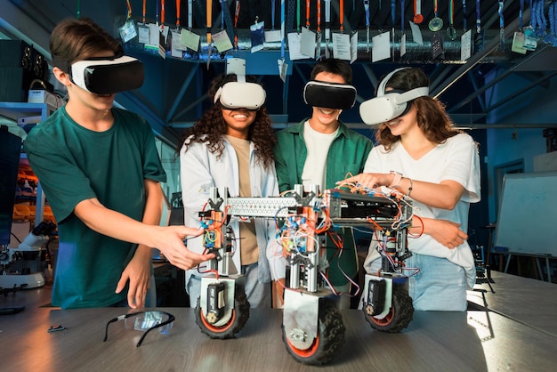 Foto gratuita gruppo di giovani con occhiali vr che fanno esperimenti di robotica in un laboratorio robot sul tavolo