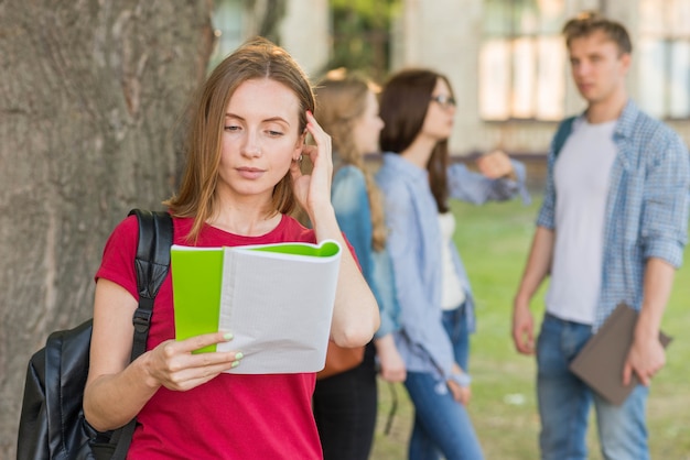 校舎の前で若い学生たちのグループ