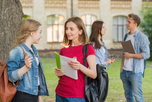 校舎の前で若い学生たちのグループ