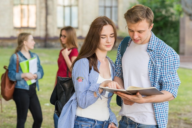 校舎の前で若い学生たちのグループ