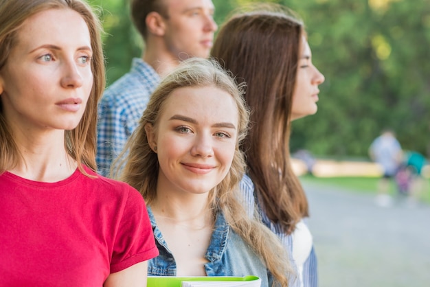 Foto gratuita gruppo di giovani studenti di fronte all'edificio scolastico