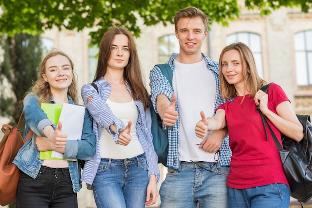 校舎の前で若い学生たちのグループ