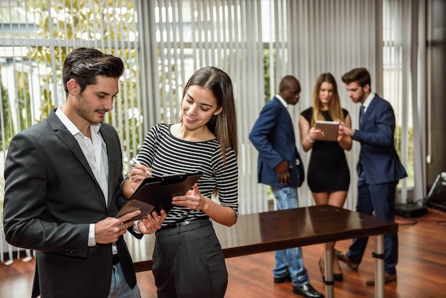 Gruppi di persone in cerca di compresse