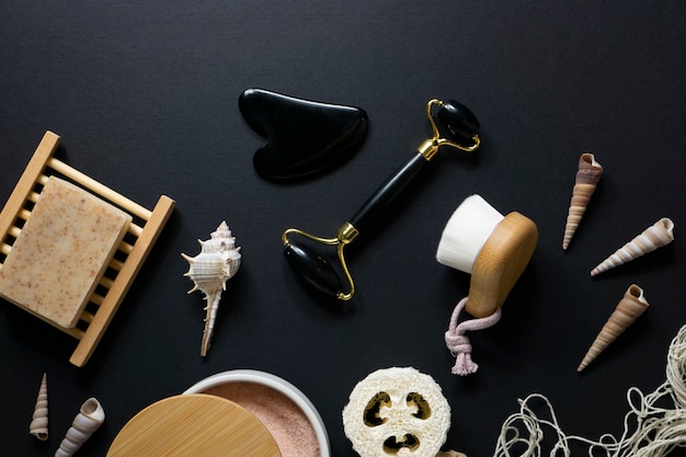 Бесплатное фото Плоская планировка гуаша и деревянных предметов