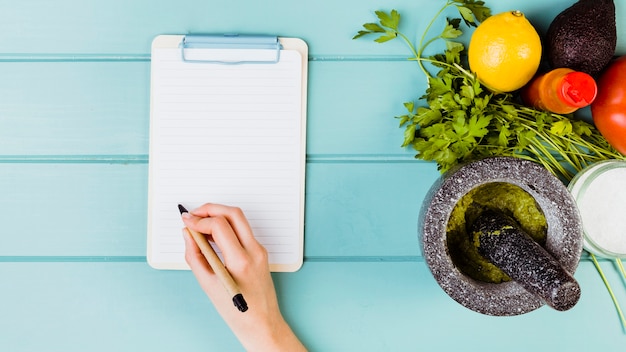 Foto gratuita concetto di guacamole con appunti