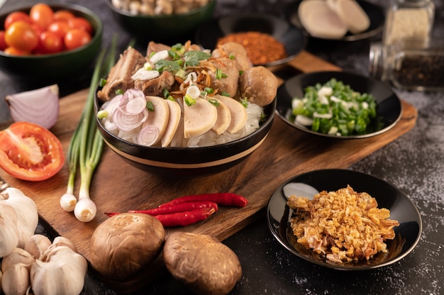 Guay Jap, 미트볼, 베트남 돼지 고기 소시지 및 돼지 뼈, 태국 음식.